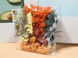 Bolsa con flores y hojas secas 